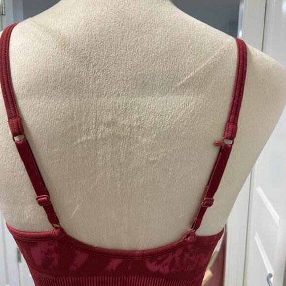 Lululemon Berry Red Sports Bra - Adjustable Straps, Low-Impact, A-C Cup, size 8 - Picture 5 of 7